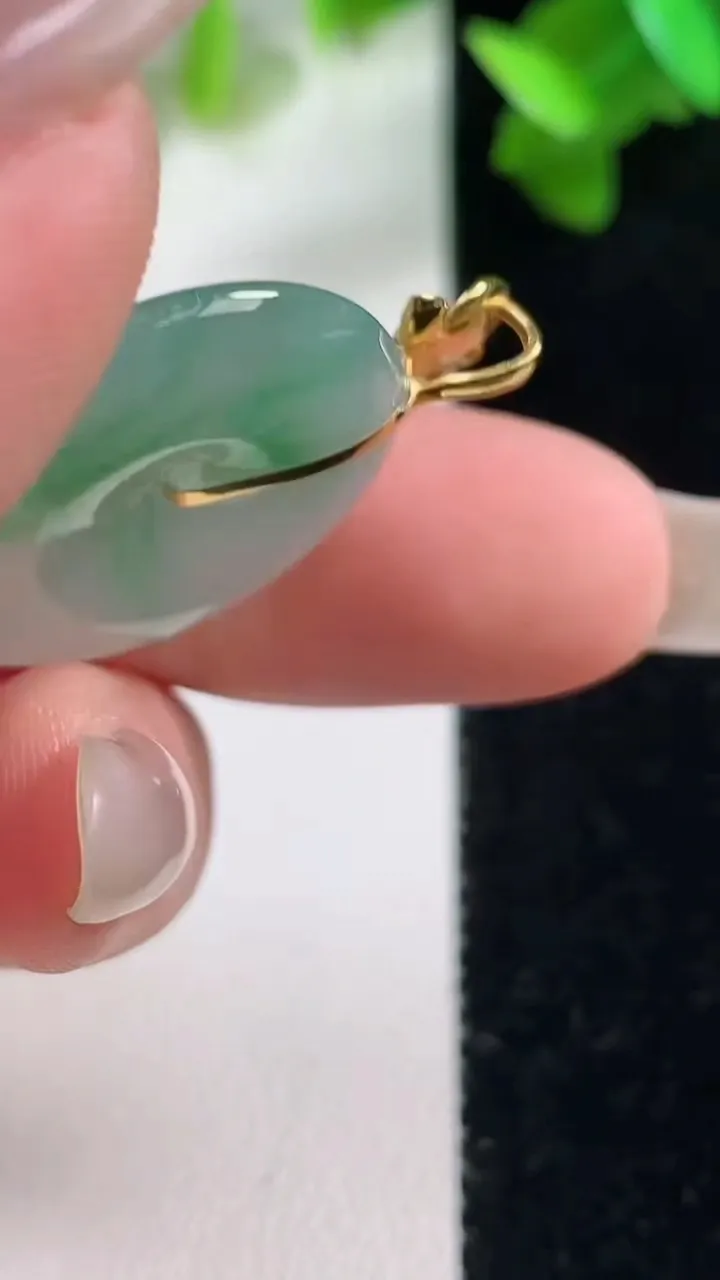 天然A货翡翠平安扣吊坠，尺寸23.6-4，重量:5.55g
10月28日