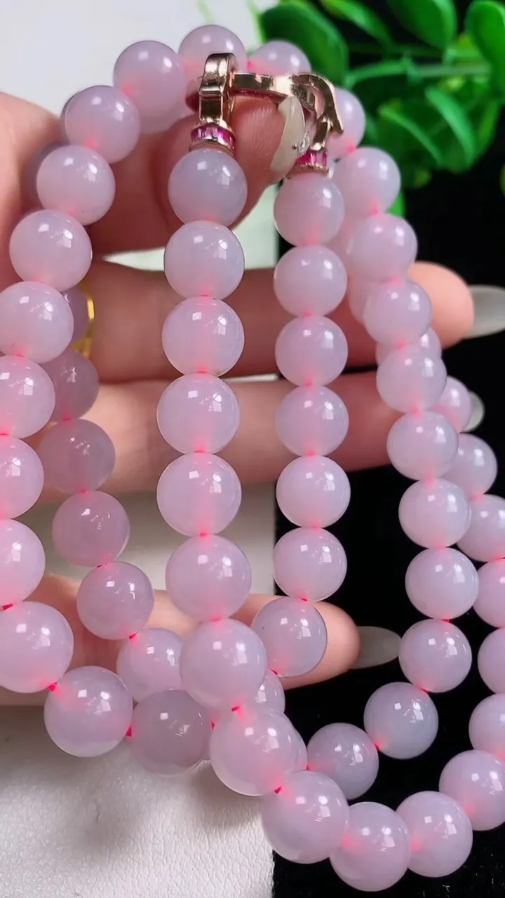 天然A货翡翠圆珠项链，尺寸8.8-68颗，重量:89.40g
10月28日