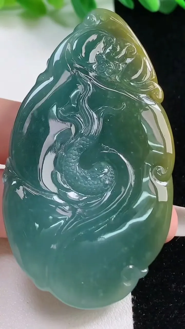 天然A货翡翠龙牌吊坠，尺寸70-41-12，重:48.86g
10月28日