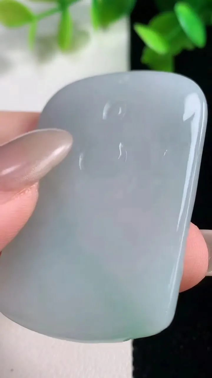 天然A货翡翠大日如来吊坠，尺寸48.3-32.4-4.9，重量:18.89g
10月28日