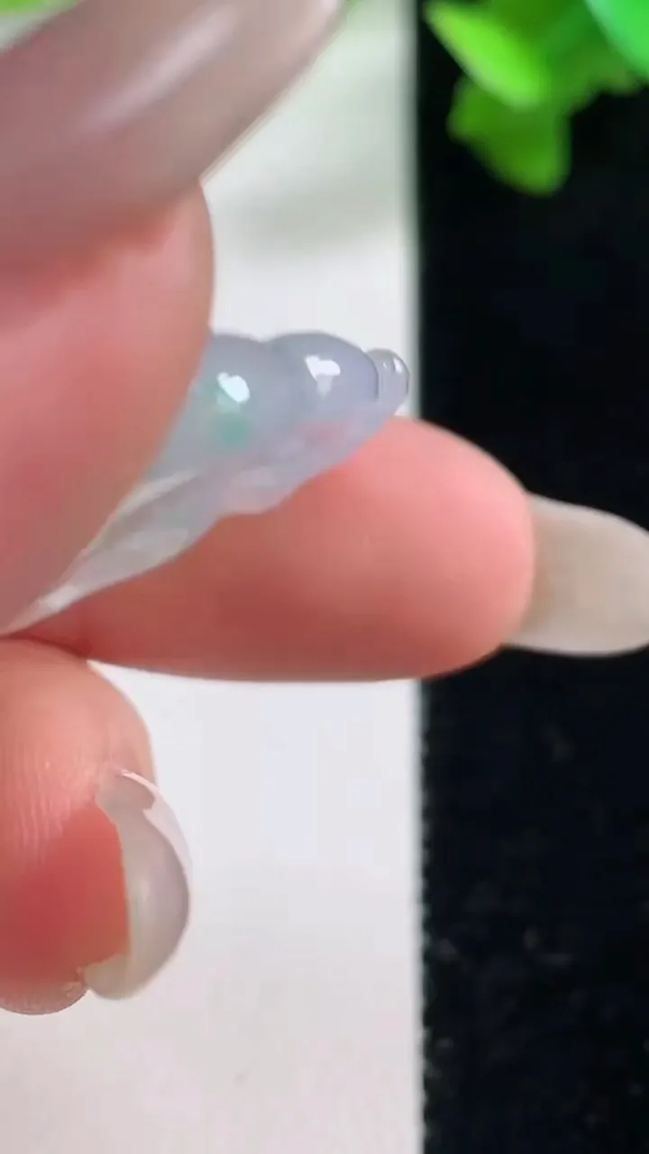 天然A货翡翠如意头吊坠，尺寸23-25-5.6，重量:6.08g
10月28日