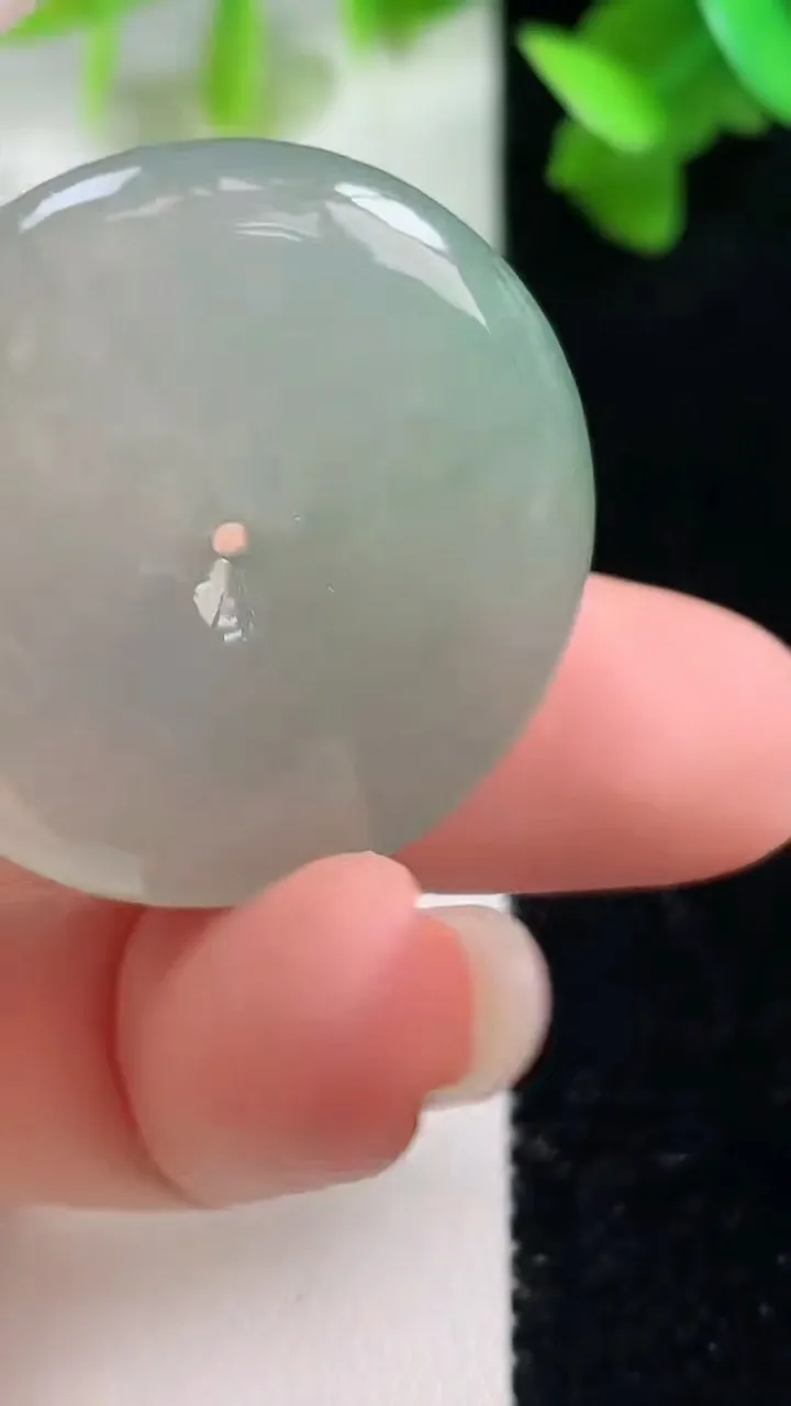 天然A货翡翠平安扣吊坠，尺寸31.6-5.7，重量:12.69g
10月28日