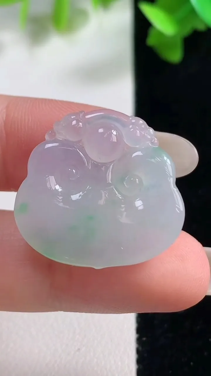 天然A货翡翠如意头吊坠，尺寸23-25-5.6，重量:6.08g
10月28日