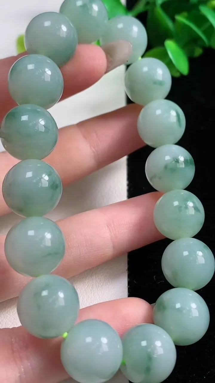 天然A货翡翠圆珠手串，尺寸12.8-16颗，重量:62.51g10月28日
工厂直销收藏佳品,种好水足，色泽均匀，有种有色，上手高大气！