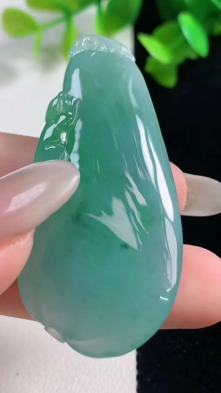 天然A货翡翠福瓜吊坠，尺寸54.3-24.4-8.9，重量:20.86g
10月28日