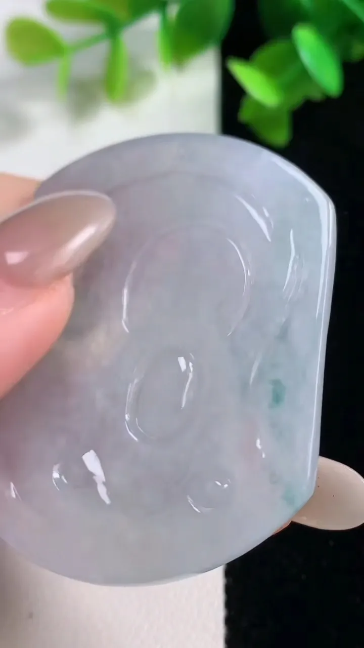 天然A货翡翠冰种飘花观音菩萨吊坠，尺寸51.4-42.2-5.3，重量:24.92g
10月28日