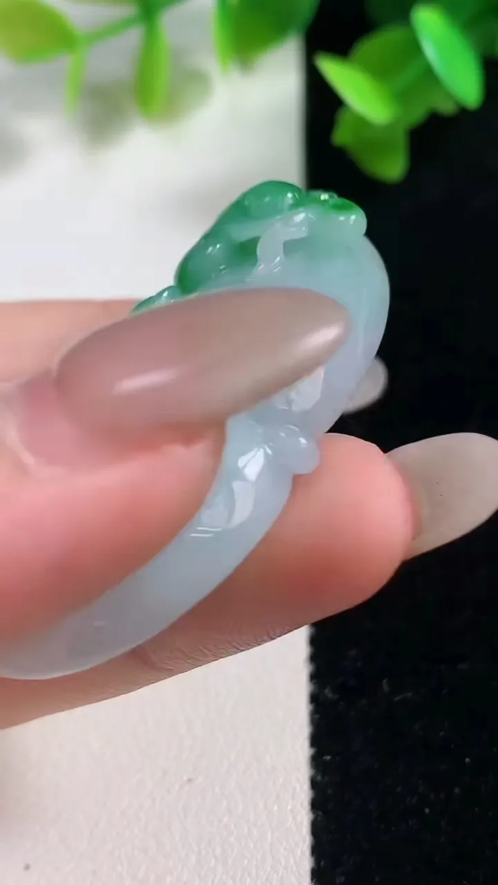 天然A货翡翠葫芦吊坠，尺寸47.3-30.4-11.8，重量:31.03g
10月28日