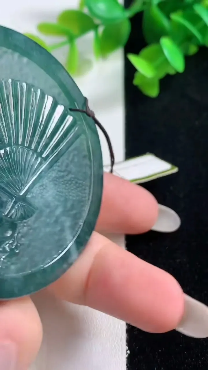 天然A货翡翠馗吊坠，尺寸57.6-10.5，重量:67.56g
10月28日