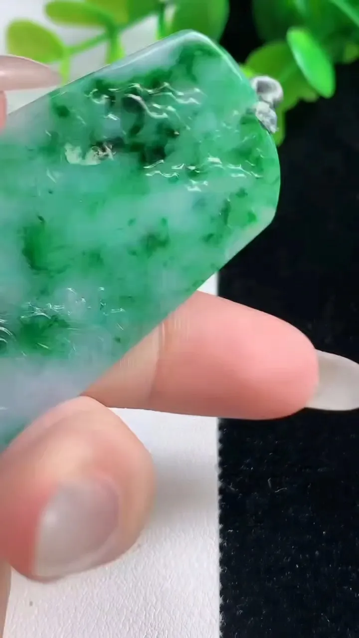 天然A货翡翠山水牌吊坠，尺寸66.7-33.7-5.5，重量:26.05g
10月28日