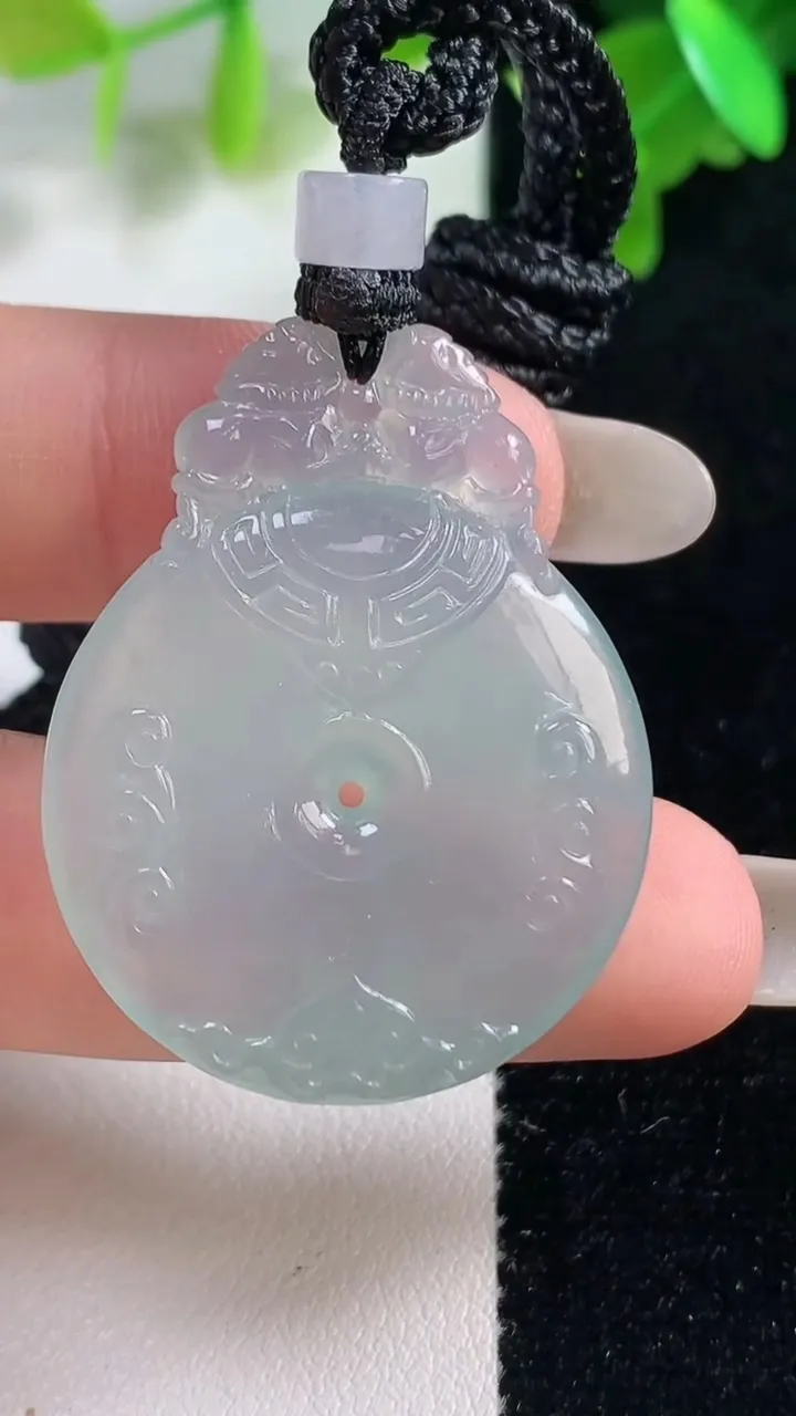 天然A货翡翠复古平安扣吊坠，尺寸37-28.6-4.2，重量:13.03g
10月28日