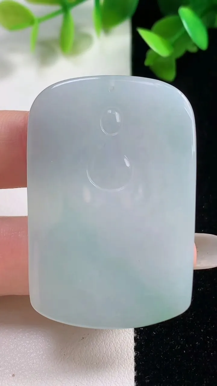 天然A货翡翠大日如来吊坠，尺寸48.3-32.4-4.9，重量:18.89g
10月28日