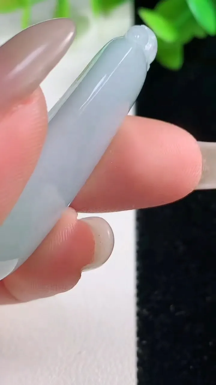 天然A货翡翠福瓜吊坠，尺寸44-16.7-10.4，重量:13.74g
10月28日