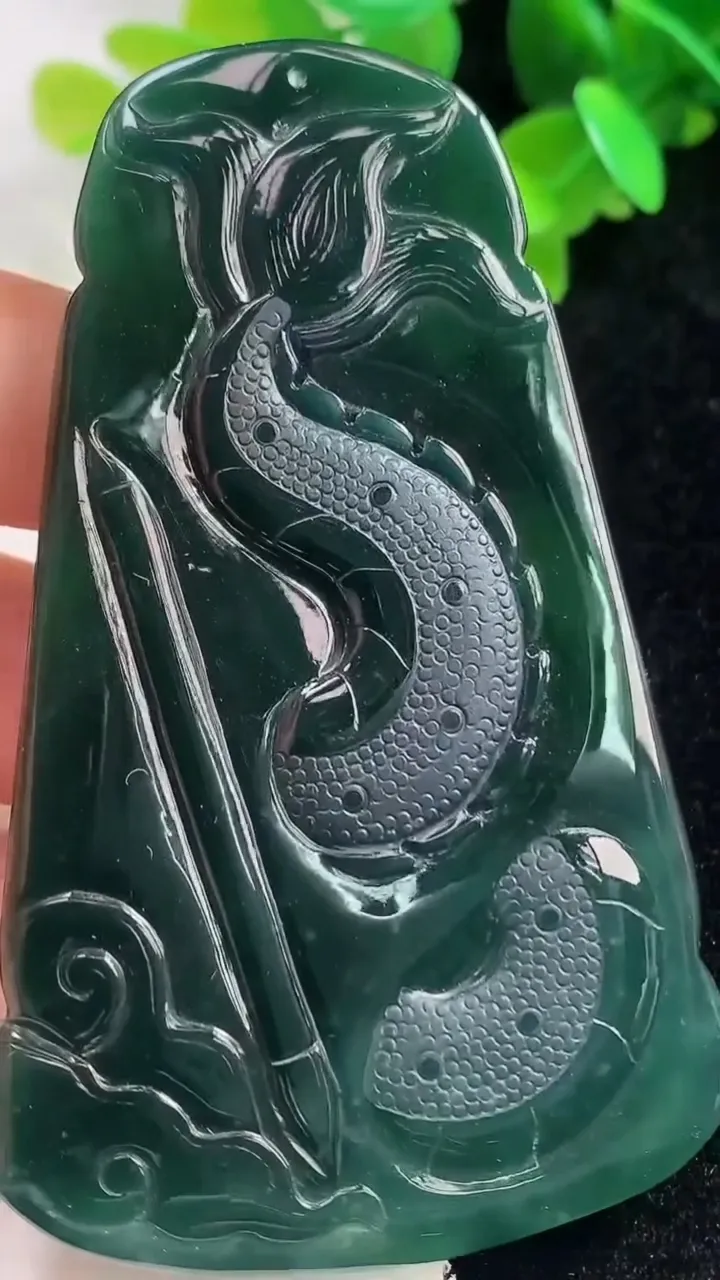 天然A货翡翠蓝水御龙大势至菩萨吊坠，尺寸77.2-44.7-7.9，重量:48.46g
10月28日