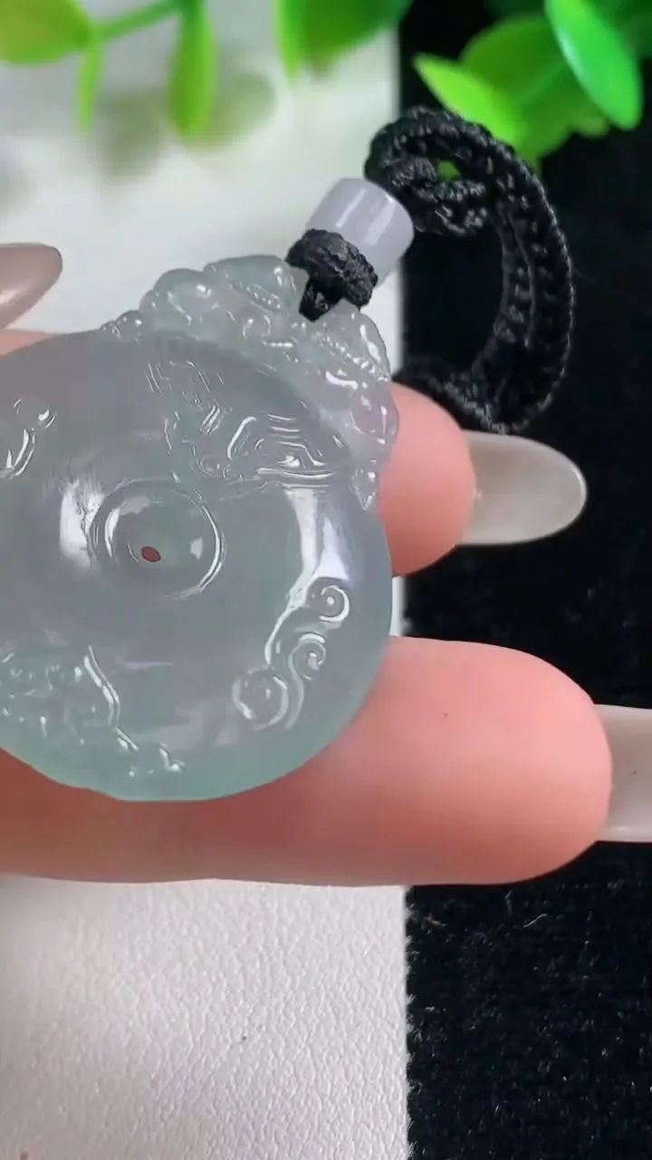 天然A货翡翠复古平安扣吊坠，尺寸37-28.6-4.2，重量:13.03g
10月28日