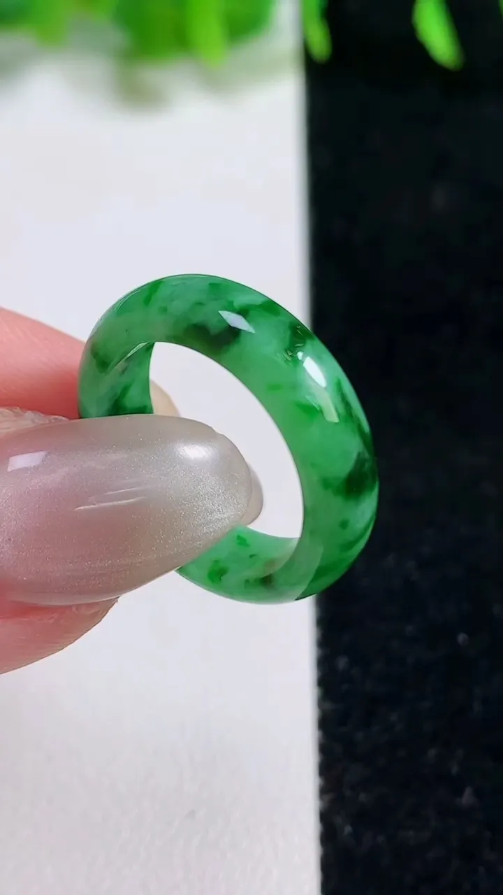 天然A货翡翠指环戒指，尺寸16.4-5.6-2.4，重:2.68g2025年10月28日
工厂直销收