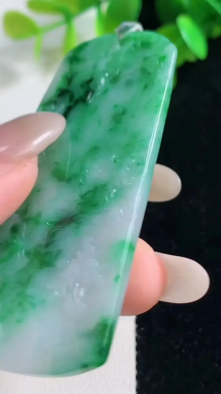 天然A货翡翠山水牌吊坠，尺寸66.7-33.7-5.5，重量:26.05g
10月28日