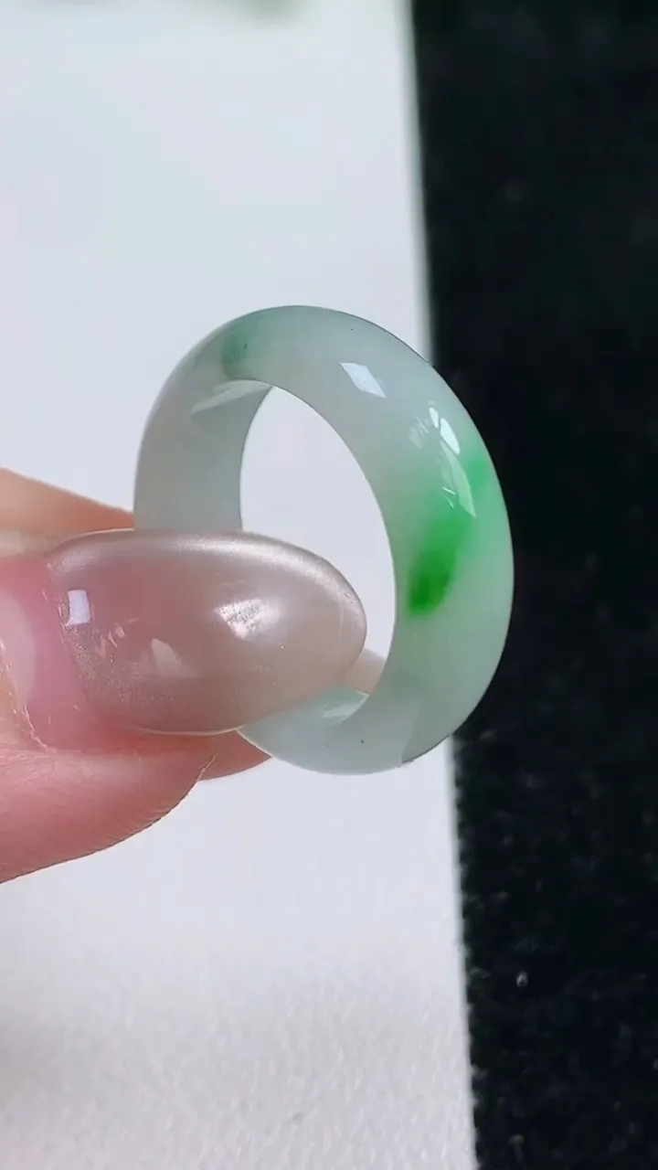 天然A货翡翠指环戒指，尺寸17.3-6.8-3.3，重:3.47g2025年10月28日
工厂直销收