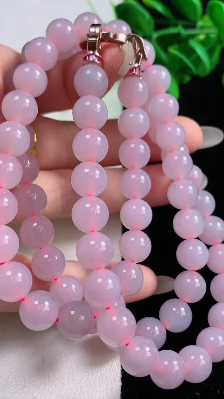 天然A货翡翠圆珠项链，尺寸8.8-68颗，重量:89.40g
10月28日