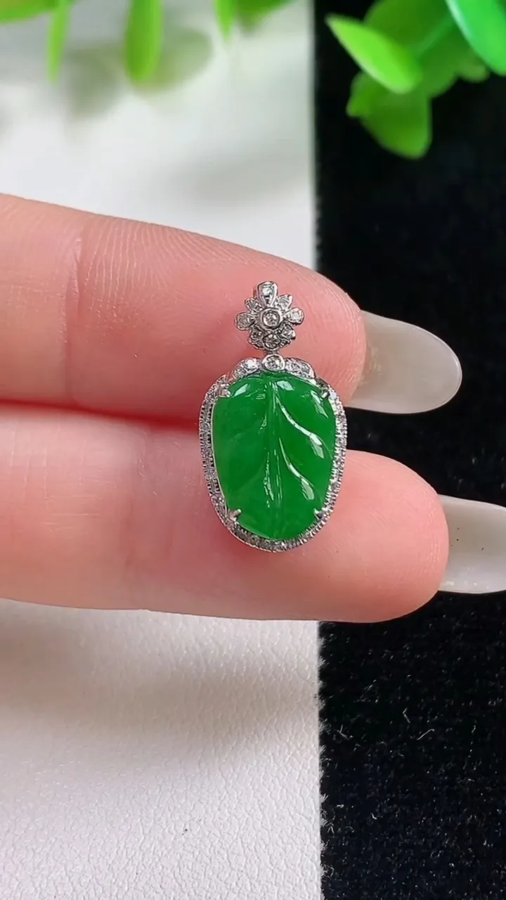 天然A货翡翠金枝玉叶 叶子吊坠，尺寸19.6-10.2-4.8，裸石10.8-8.7重量1.40g
