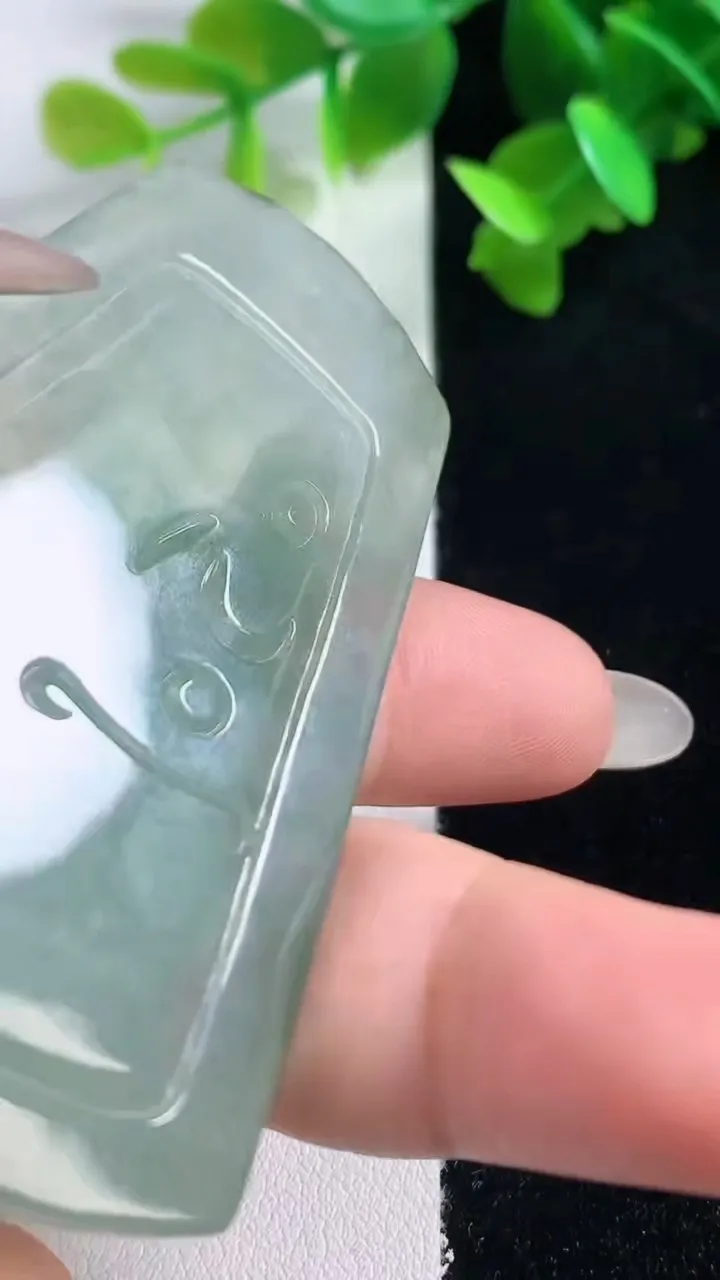 天然A货翡翠观音菩萨吊坠，尺寸67.3-43.8-5，重量:30.78g
10月28日