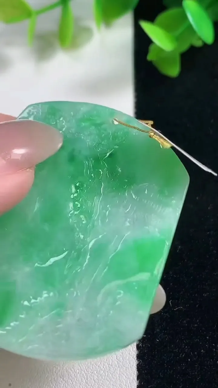 天然A货翡翠山水牌吊坠，尺寸48.8-40.6-5.5，重量:22.91g
10月28日