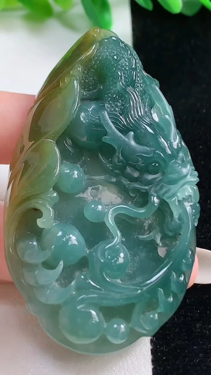 天然A货翡翠龙牌吊坠，尺寸70-41-12，重:48.86g
10月28日