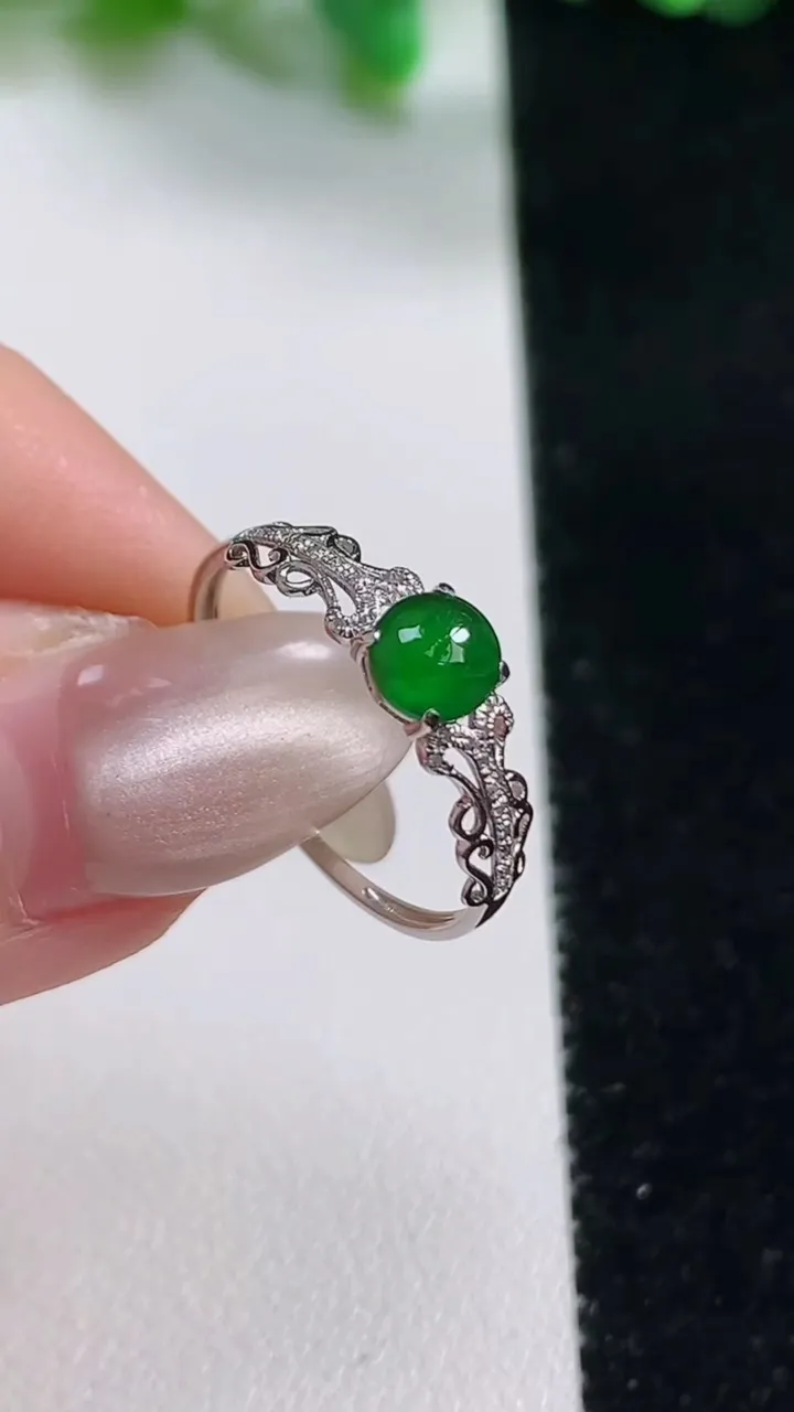 天然A货翡翠蛋面戒指，尺寸17.6-5.5，重:0.99g2025年10月28日
工厂直销收藏佳品,