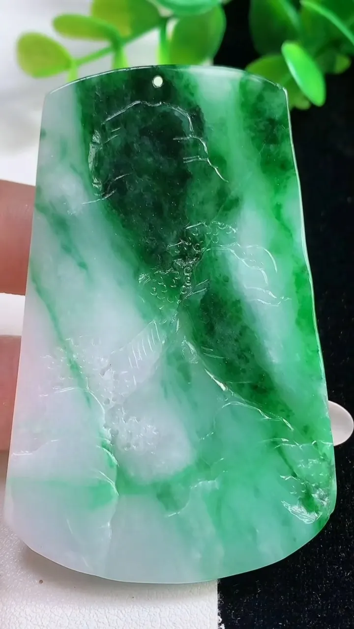 天然A货翡翠山水牌吊坠，尺寸71.2-45.3-5.2，重量:36.33g
10月28日