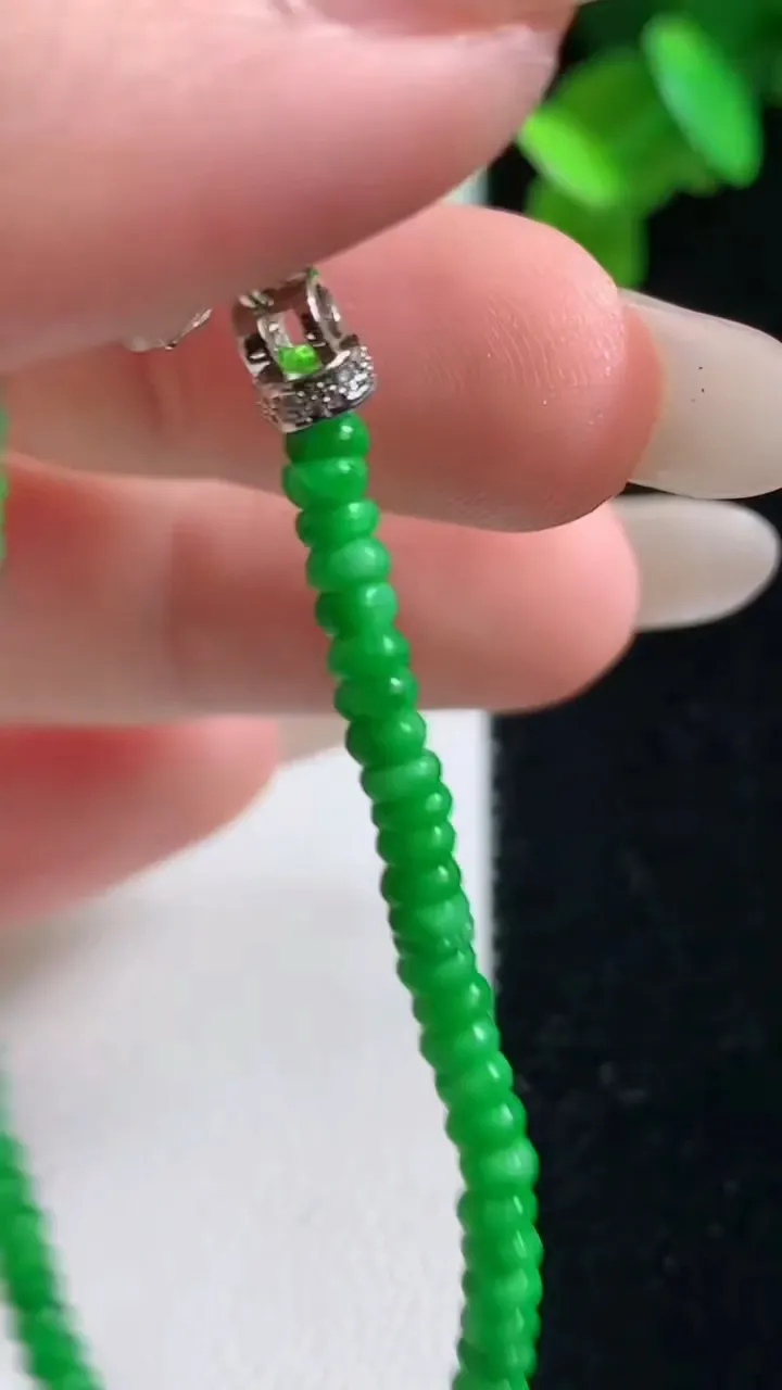 天然A货翡翠算盘珠手串，尺寸2.9-1.5-90颗，重量:4.43g10月28日
工厂直销收藏佳品,种好水足，色泽均匀，有种有色，上手高大气！