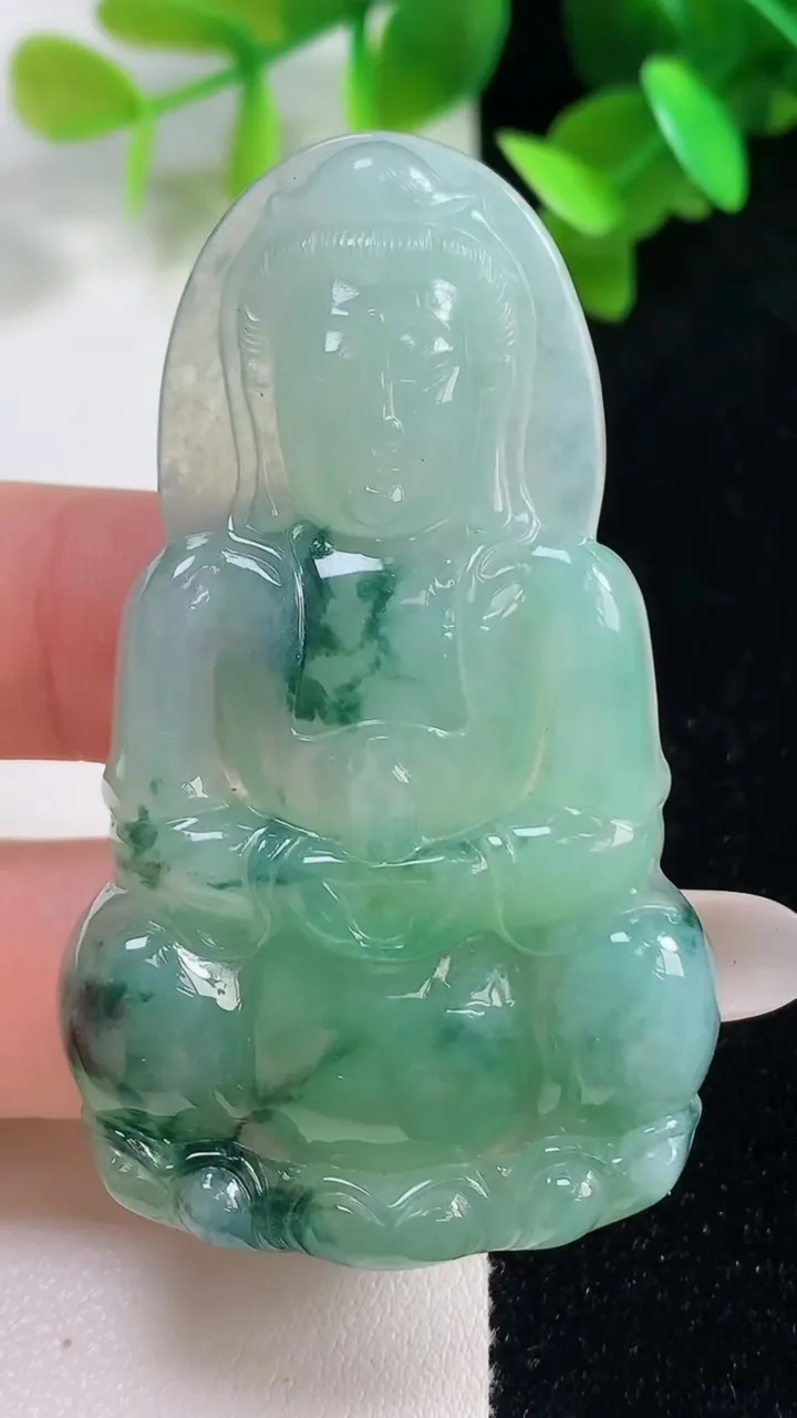 天然A货翡翠观音菩萨吊坠，尺寸59.6-35.8-6.2，重量:22.18g
10月28日