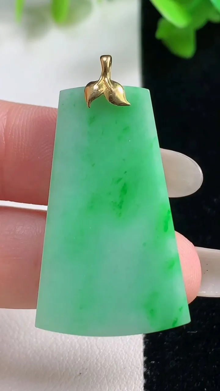 天然A货翡翠无事牌吊坠，尺寸36.4-22-2.5，重量:5.81g
10月28日