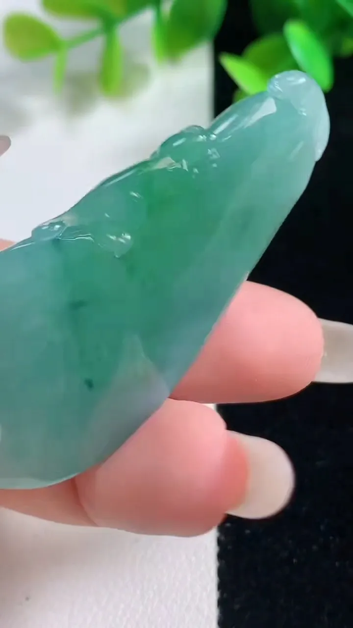 天然A货翡翠福瓜吊坠，尺寸54.3-24.4-8.9，重量:20.86g
10月28日