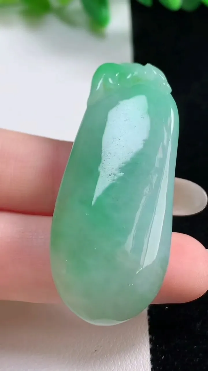 天然A货翡翠福瓜吊坠，尺寸50-20.8-12.8，重:23.20g
10月28日