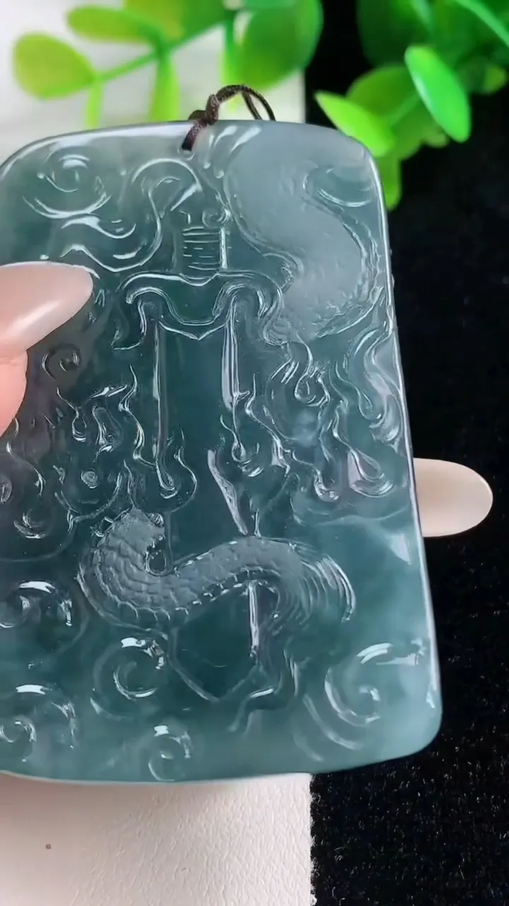 天然A货翡翠蓝水御龙不动明王吊坠，尺寸58.4-39-11.2，重量:55.85g
10月28日