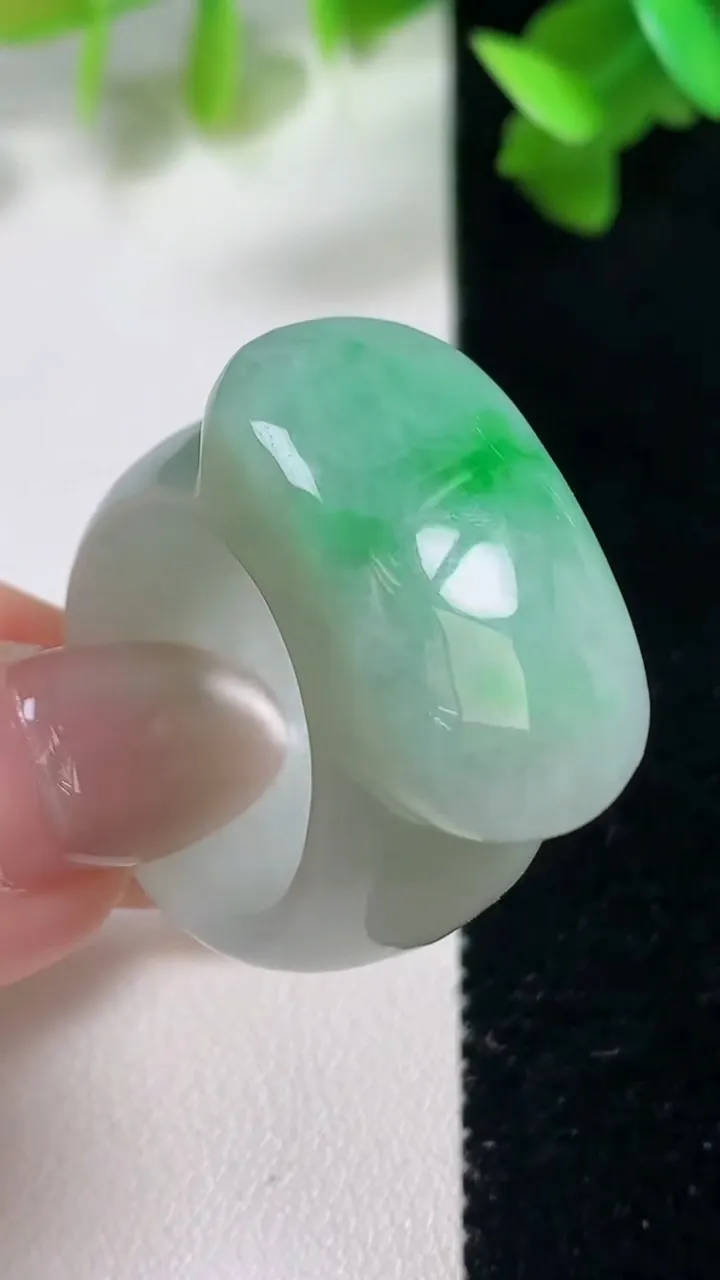 天然A货翡翠马鞍戒指 扳指，尺寸19.3-26.8-15.3-7.5，重量:18.89g2025年1