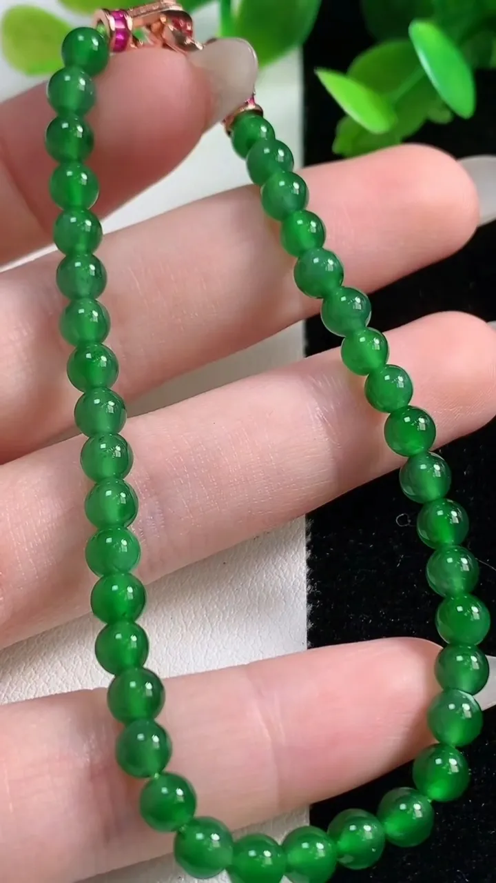 天然A货翡翠圆珠手串，尺寸4.5-38颗，重量:9.41g10月28日
工厂直销收藏佳品,种好水足，色泽均匀，有种有色，上手高大气！