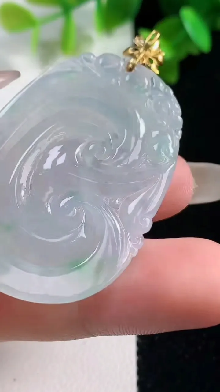 天然A货翡翠如意吊坠，尺寸44.5-30-5.5，重量:13.01g
10月28日