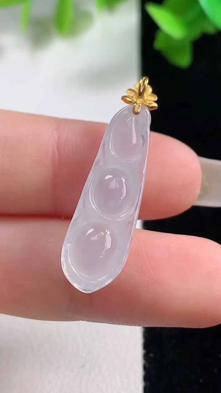 天然A货翡翠种白冰福豆吊坠，尺寸26.3-8.8-6.6，重量:2.70g
10月28日