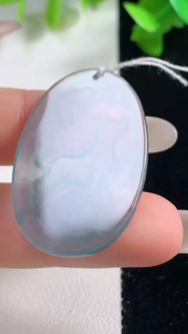 天然A货翡翠生肖狗吊坠，尺寸37.7-24-2.5，重量:5.18g
10月28日