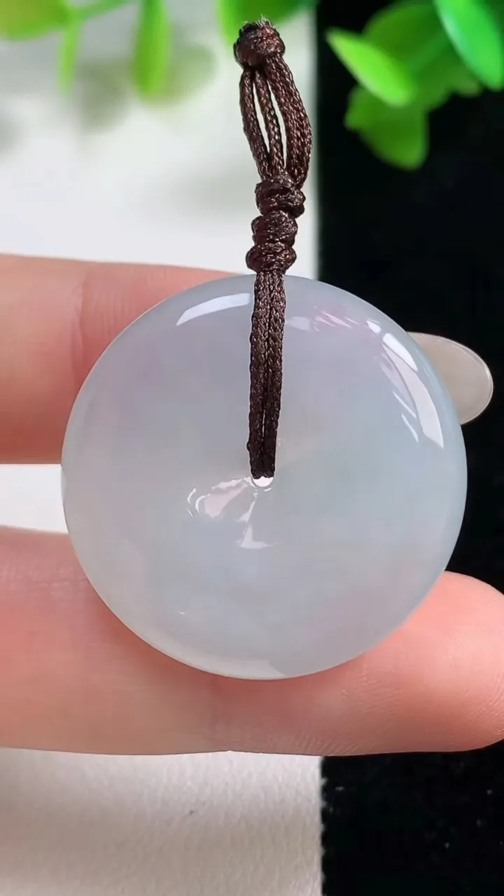 天然A货翡翠平安扣吊坠，尺寸27.8-9，重量:10.97g
10月28日