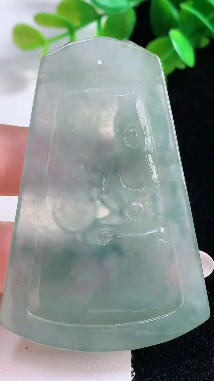 天然A货翡翠观音菩萨吊坠，尺寸67.3-43.8-5，重量:30.78g
10月28日