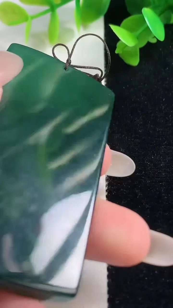 天然A货翡翠无事牌吊坠，尺寸65.8-38-6.5，重量:46.72g
10月28日