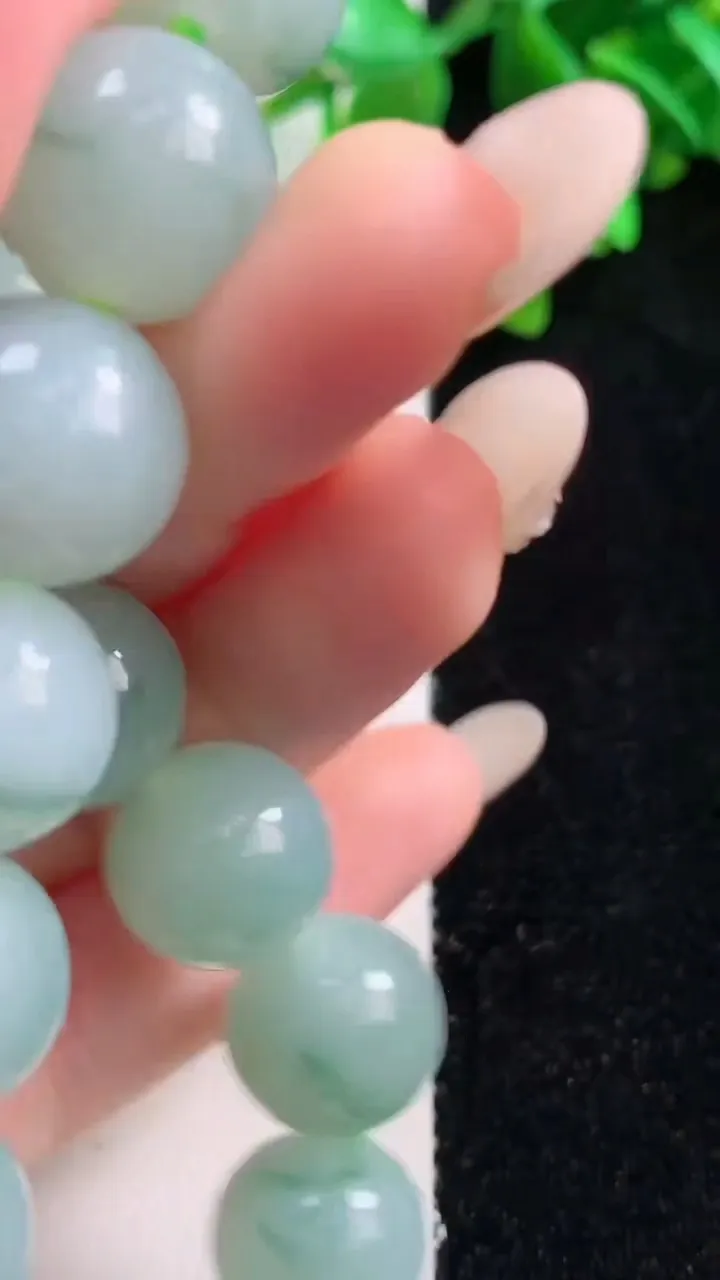 天然A货翡翠圆珠手串，尺寸12.8-16颗，重量:62.51g10月28日
工厂直销收藏佳品,种好水足，色泽均匀，有种有色，上手高大气！