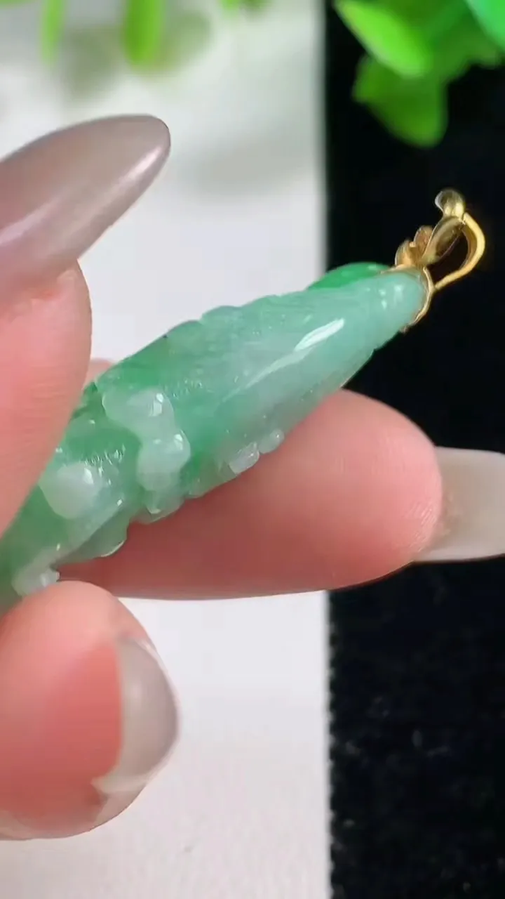 天然A货翡翠白菜吊坠，尺寸38.2-19.2-10，重量:11.24g
10月28日