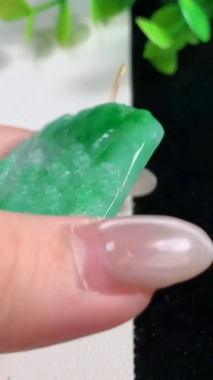 天然A货翡翠山水牌吊坠，尺寸48.8-40.6-5.5，重量:22.91g
10月28日