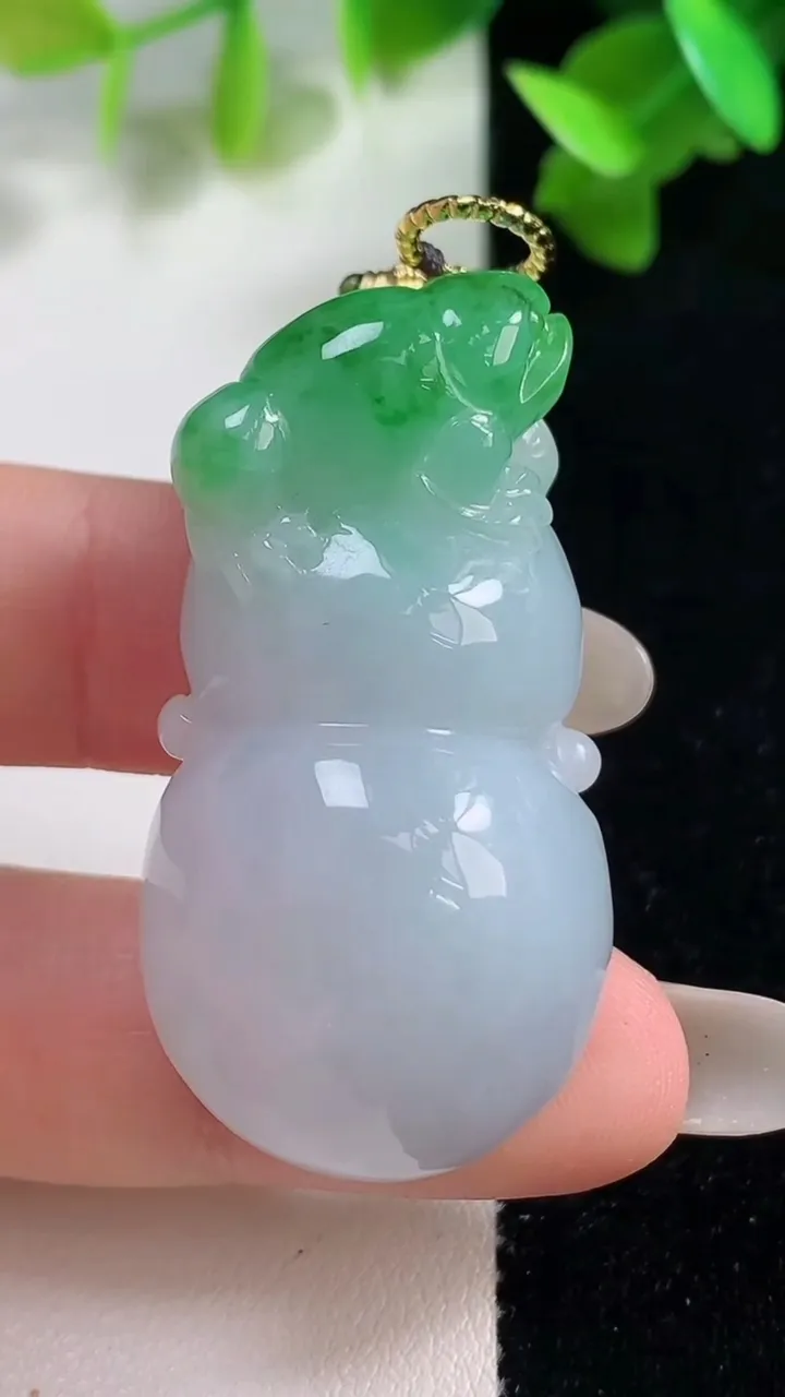 天然A货翡翠葫芦吊坠，尺寸43.3-22.6-13.8，重量:27.13g
10月28日