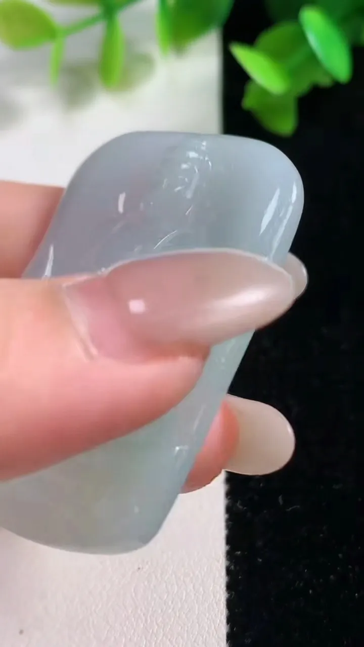 天然A货翡翠大日如来吊坠，尺寸48.3-32.4-4.9，重量:18.89g
10月28日