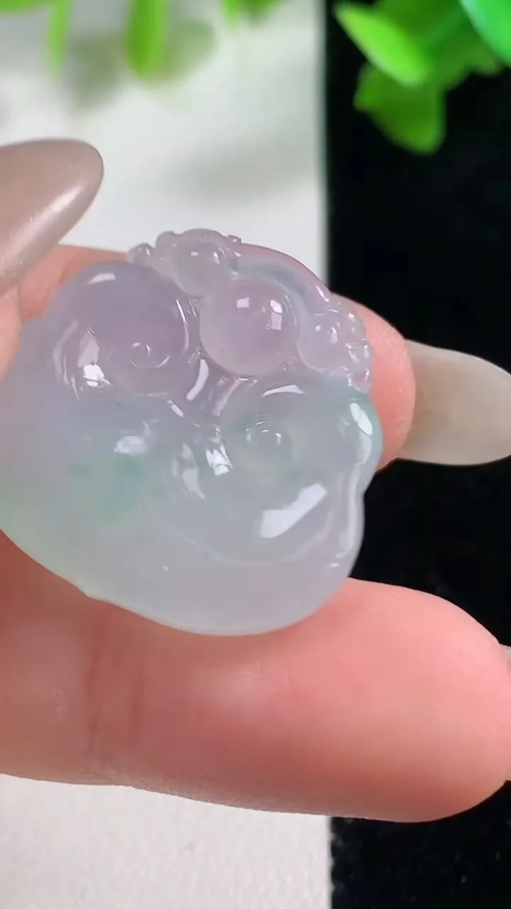 天然A货翡翠如意头吊坠，尺寸23-25-5.6，重量:6.08g
10月28日