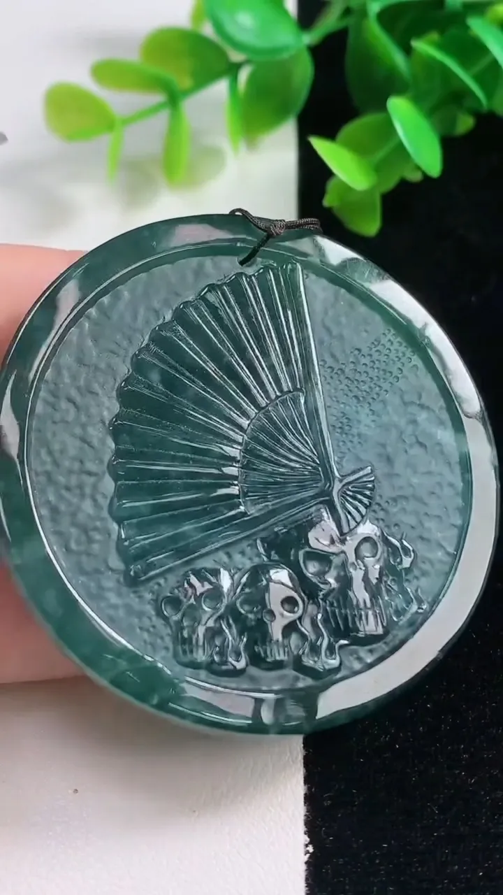 天然A货翡翠馗吊坠，尺寸57.6-10.5，重量:67.56g
10月28日