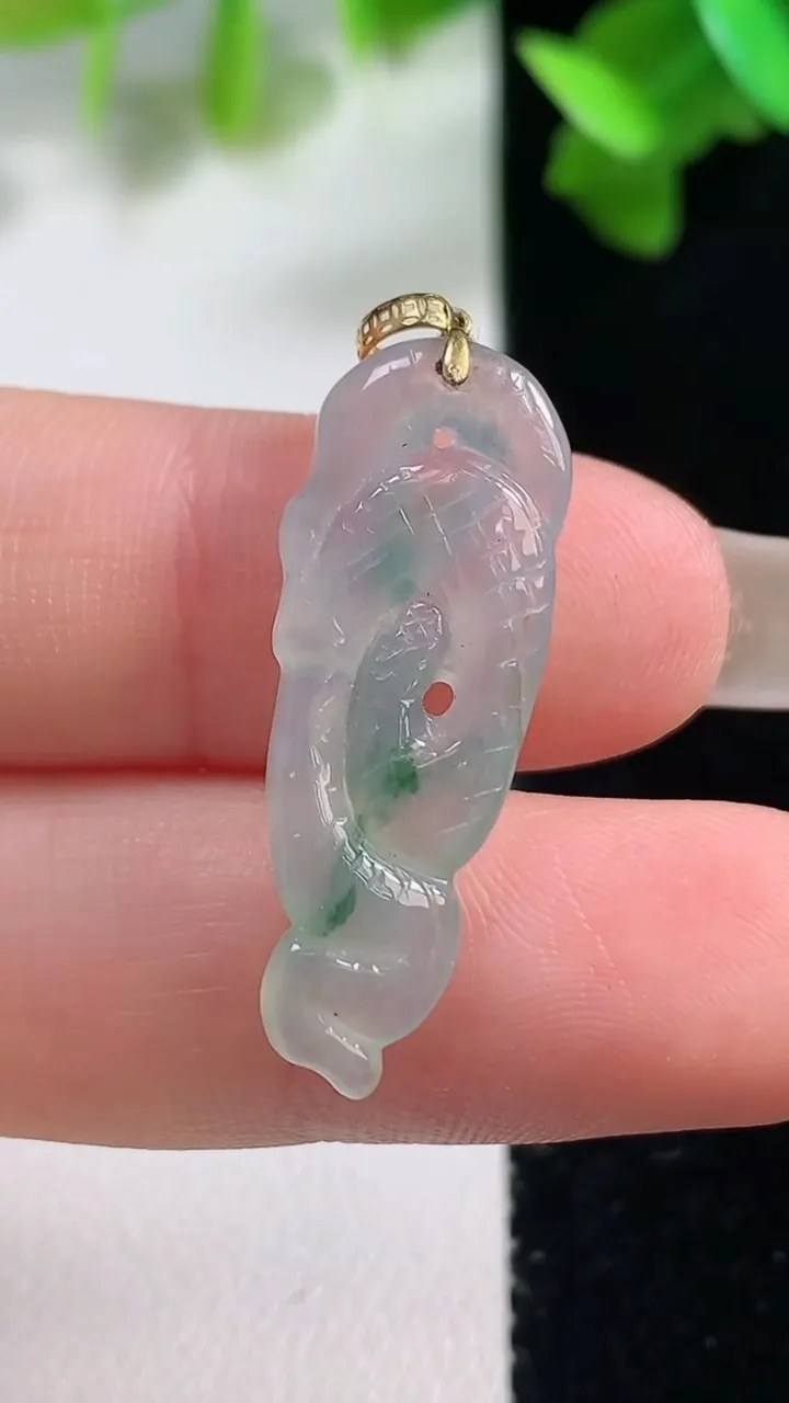 天然A货翡翠种飘花生肖蛇吊坠，尺寸28-10.4-4，重量:2.35g
10月28日